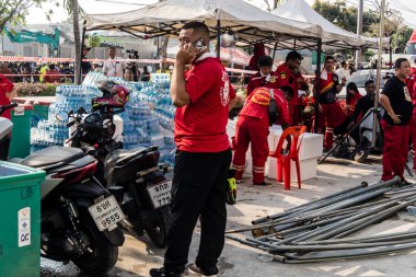 Bangkok, Tayland, 29 Mart 2025. Tayland başkentini deprem vurduktan sonra yıkılan yüksek binadaki kurtarma ekiplerine su ve yiyecek getiren gönüllüler..