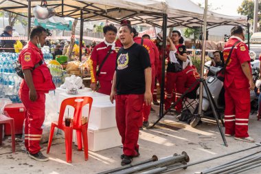 Bangkok, Tayland, 29 Mart 2025. Tayland başkentini deprem vurduktan sonra yıkılan yüksek binadaki kurtarma ekiplerine su ve yiyecek getiren gönüllüler..