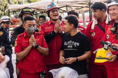 Bangkok, Tayland, 29 Mart 2025. Tayland başkentini deprem vurduktan sonra yıkılan yüksek binadaki kurtarma ekiplerine su ve yiyecek getiren gönüllüler..