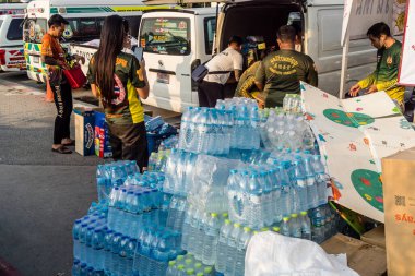 Bangkok, Tayland, 29 Mart 2025. Tayland başkentini deprem vurduktan sonra yıkılan yüksek binadaki kurtarma ekiplerine su ve yiyecek getiren gönüllüler..