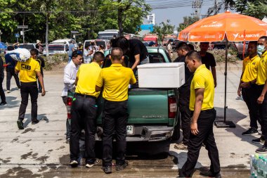 Bangkok, Tayland, 29 Mart 2025. Tayland başkentini deprem vurduktan sonra yıkılan yüksek binadaki kurtarma ekiplerine su ve yiyecek getiren gönüllüler..
