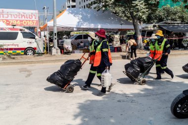 Bangkok, Tayland, 29 Mart 2025. Tayland başkentini deprem vurduktan sonra yıkılan yüksek binadaki kurtarma ekiplerine su ve yiyecek getiren gönüllüler..