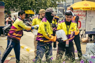 Bangkok, Tayland, 29 Mart 2025. Gönüllüler, Tayland 'daki deprem sonrası yıkılan yüksek binaların inşaatında kurtarma ekipleri için su şişeleri taşıyorlar..