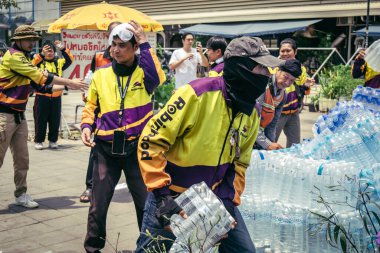 Bangkok, Tayland, 29 Mart 2025. Gönüllüler, Tayland 'daki deprem sonrası yıkılan yüksek binaların inşaatında kurtarma ekipleri için su şişeleri taşıyorlar..