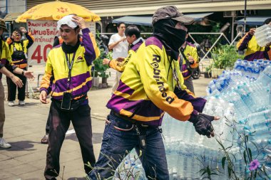 Bangkok, Tayland, 29 Mart 2025. Gönüllüler, Tayland 'daki deprem sonrası yıkılan yüksek binaların inşaatında kurtarma ekipleri için su şişeleri taşıyorlar..