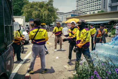 Bangkok, Tayland, 29 Mart 2025. Gönüllüler, Tayland 'daki deprem sonrası yıkılan yüksek binaların inşaatında kurtarma ekipleri için su şişeleri taşıyorlar..