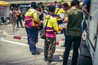 Bangkok, Tayland, 29 Mart 2025. Gönüllüler, Tayland 'daki deprem sonrası yıkılan yüksek binaların inşaatında kurtarma ekipleri için su şişeleri taşıyorlar..