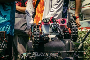 Bangkok, Tayland, 29 Mart 2025. Kurtarma ekipleri robotları, Tayland başkentini deprem vurduktan sonra çöken yüksek katlı bir binanın inşaatında hayatta kalanları bulmak için kullanıyor..