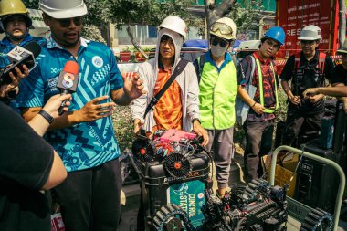 Bangkok, Tayland, 29 Mart 2025. Kurtarma ekipleri robotları, Tayland başkentini deprem vurduktan sonra çöken yüksek katlı bir binanın inşaatında hayatta kalanları bulmak için kullanıyor..