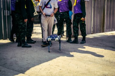 Bangkok, Tayland, 29 Mart 2025. Kurtarma ekipleri robotları, Tayland başkentini deprem vurduktan sonra çöken yüksek katlı bir binanın inşaatında hayatta kalanları bulmak için kullanıyor..