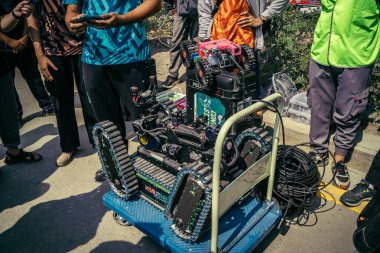 Bangkok, Tayland, 29 Mart 2025. Kurtarma ekipleri robotları, Tayland başkentini deprem vurduktan sonra çöken yüksek katlı bir binanın inşaatında hayatta kalanları bulmak için kullanıyor..