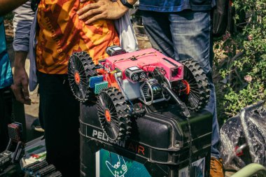 Bangkok, Tayland, 29 Mart 2025. Kurtarma ekipleri robotları, Tayland başkentini deprem vurduktan sonra çöken yüksek katlı bir binanın inşaatında hayatta kalanları bulmak için kullanıyor..