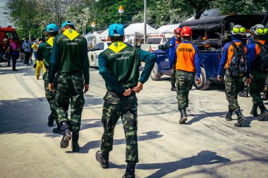 Bangkok, Tayland, 29 Mart 2025. Kurtarma köpeği ve arama köpeği, Tayland başkentini vuran depremden sonra çöken yüksek binadaki inşaat alanında çalışıyor..