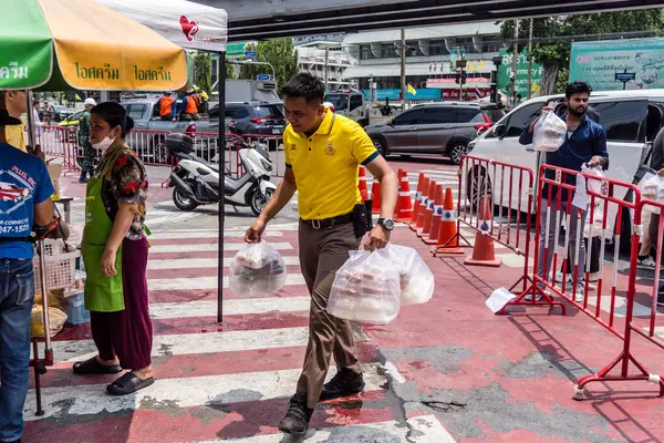 Bangkok, Tayland, 29 Mart 2025. Tayland başkentini deprem vurduktan sonra yıkılan yüksek binadaki kurtarma ekiplerine su ve yiyecek getiren gönüllüler..