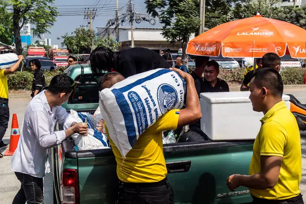 Bangkok, Tayland, 29 Mart 2025. Tayland başkentini deprem vurduktan sonra yıkılan yüksek binadaki kurtarma ekiplerine su ve yiyecek getiren gönüllüler..