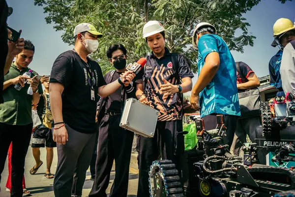 Bangkok, Tayland, 29 Mart 2025. Kurtarma ekipleri robotları, Tayland başkentini deprem vurduktan sonra çöken yüksek katlı bir binanın inşaatında hayatta kalanları bulmak için kullanıyor..