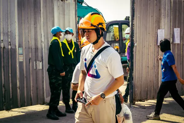 Bangkok, Tayland, 29 Mart 2025. Kurtarma ekipleri robotları, Tayland başkentini deprem vurduktan sonra çöken yüksek katlı bir binanın inşaatında hayatta kalanları bulmak için kullanıyor..