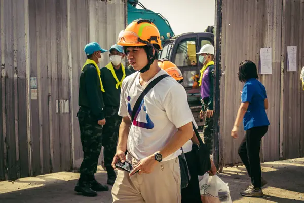 Bangkok, Tayland, 29 Mart 2025. Kurtarma ekipleri robotları, Tayland başkentini deprem vurduktan sonra çöken yüksek katlı bir binanın inşaatında hayatta kalanları bulmak için kullanıyor..