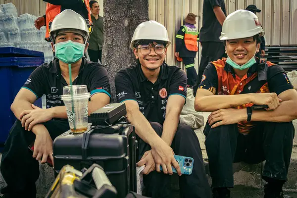 Bangkok, Tayland, 29 Mart 2025. Kurtarma ekipleri robotları, Tayland başkentini deprem vurduktan sonra çöken yüksek katlı bir binanın inşaatında hayatta kalanları bulmak için kullanıyor..