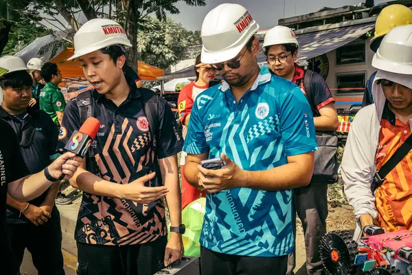 Bangkok, Tayland, 29 Mart 2025. Kurtarma ekipleri robotları, Tayland başkentini deprem vurduktan sonra çöken yüksek katlı bir binanın inşaatında hayatta kalanları bulmak için kullanıyor..