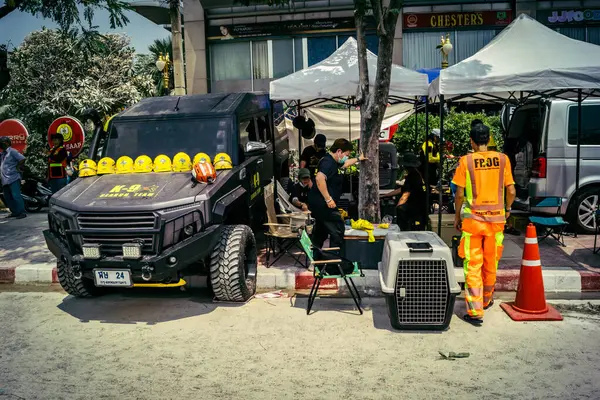 Bangkok, Tayland, 29 Mart 2025. Kurtarma köpeği ve arama köpeği, Tayland başkentini vuran depremden sonra çöken yüksek binadaki inşaat alanında çalışıyor..