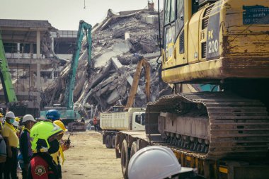 Bangkok, Tayland, 29 Mart 2025. Tayland başkentini vuran depremden sonra çöken inşaat halindeki yüksek binaların bulunduğu bölgede..