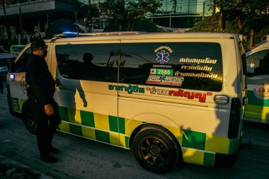 Bangkok, Tayland, 29 Mart 2025. Bangkok 'taki depremden sonra çöken bir binanın inşaat halindeki binasında ambulanslar bulunuyor. Birçok kurban hala enkaz altında..