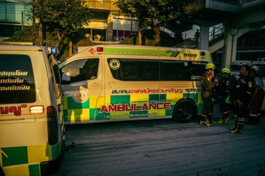 Bangkok, Tayland, 29 Mart 2025. Bangkok 'taki depremden sonra çöken bir binanın inşaat halindeki binasında ambulanslar bulunuyor. Birçok kurban hala enkaz altında..