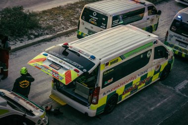 Bangkok, Tayland, 29 Mart 2025. Bangkok 'taki depremden sonra çöken bir binanın inşaat halindeki binasında ambulanslar bulunuyor. Birçok kurban hala enkaz altında..