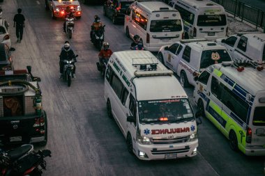 Bangkok, Tayland, 29 Mart 2025. Bangkok 'taki depremden sonra çöken bir binanın inşaat halindeki binasında ambulanslar bulunuyor. Birçok kurban hala enkaz altında..