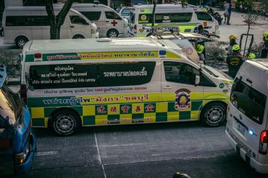 Bangkok, Tayland, 29 Mart 2025. Bangkok 'taki depremden sonra çöken bir binanın inşaat halindeki binasında ambulanslar bulunuyor. Birçok kurban hala enkaz altında..