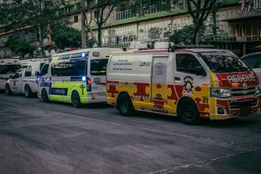 Bangkok, Tayland, 29 Mart 2025. Bangkok 'taki depremden sonra çöken bir binanın inşaat halindeki binasında ambulanslar bulunuyor. Birçok kurban hala enkaz altında..