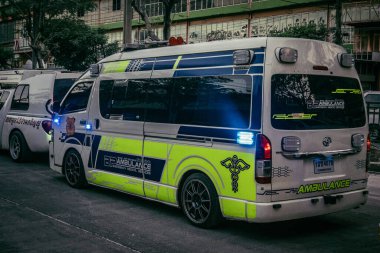 Bangkok, Tayland, 29 Mart 2025. Bangkok 'taki depremden sonra çöken bir binanın inşaat halindeki binasında ambulanslar bulunuyor. Birçok kurban hala enkaz altında..