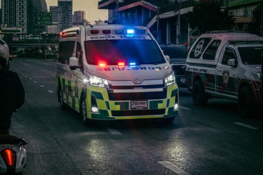 Bangkok, Tayland, 29 Mart 2025. Bangkok 'taki depremden sonra çöken bir binanın inşaat halindeki binasında ambulanslar bulunuyor. Birçok kurban hala enkaz altında..