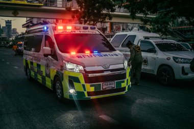 Bangkok, Tayland, 29 Mart 2025. Bangkok 'taki depremden sonra çöken bir binanın inşaat halindeki binasında ambulanslar bulunuyor. Birçok kurban hala enkaz altında..