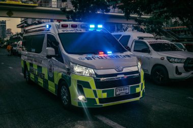 Bangkok, Tayland, 29 Mart 2025. Bangkok 'taki depremden sonra çöken bir binanın inşaat halindeki binasında ambulanslar bulunuyor. Birçok kurban hala enkaz altında..