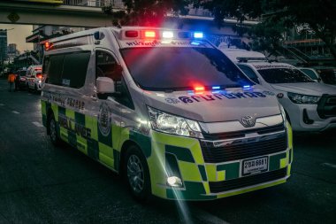 Bangkok, Tayland, 29 Mart 2025. Bangkok 'taki depremden sonra çöken bir binanın inşaat halindeki binasında ambulanslar bulunuyor. Birçok kurban hala enkaz altında..