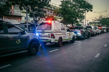 Bangkok, Tayland, 29 Mart 2025. Bangkok 'taki depremden sonra çöken bir binanın inşaat halindeki binasında ambulanslar bulunuyor. Birçok kurban hala enkaz altında..