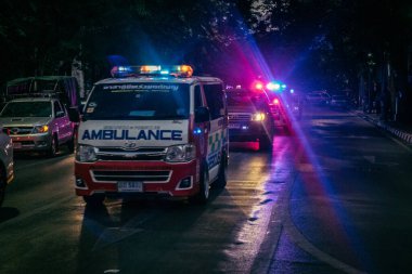 Bangkok, Tayland, 29 Mart 2025. Bangkok 'taki depremden sonra çöken bir binanın inşaat halindeki binasında ambulanslar bulunuyor. Birçok kurban hala enkaz altında..