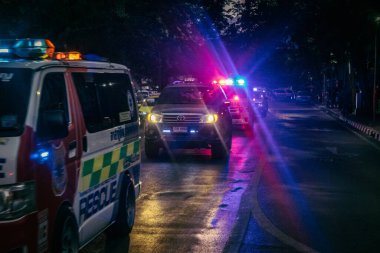 Bangkok, Tayland, 29 Mart 2025. Bangkok 'taki depremden sonra çöken bir binanın inşaat halindeki binasında ambulanslar bulunuyor. Birçok kurban hala enkaz altında..