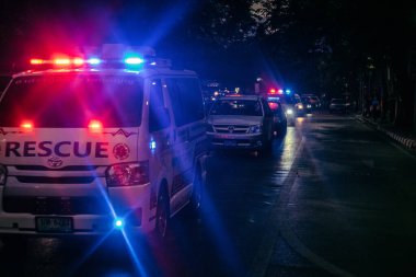 Bangkok, Tayland, 29 Mart 2025. Bangkok 'taki depremden sonra çöken bir binanın inşaat halindeki binasında ambulanslar bulunuyor. Birçok kurban hala enkaz altında..
