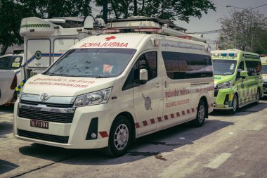 Bangkok, Tayland, 29 Mart 2025. Bangkok 'taki depremden sonra çöken bir binanın inşaat halindeki binasında ambulanslar bulunuyor. Birçok kurban hala enkaz altında..
