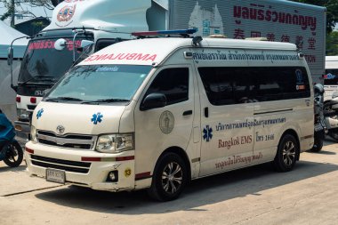 Bangkok, Tayland, 29 Mart 2025. Bangkok 'taki depremden sonra çöken bir binanın inşaat halindeki binasında ambulanslar bulunuyor. Birçok kurban hala enkaz altında..