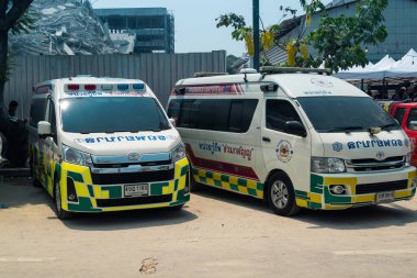 Bangkok, Tayland, 29 Mart 2025. Bangkok 'taki depremden sonra çöken bir binanın inşaat halindeki binasında ambulanslar bulunuyor. Birçok kurban hala enkaz altında..