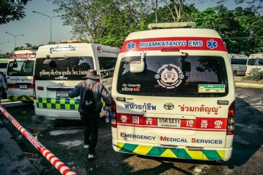 Bangkok, Tayland, 29 Mart 2025. Bangkok 'taki depremden sonra çöken bir binanın inşaat halindeki binasında ambulanslar bulunuyor. Birçok kurban hala enkaz altında..