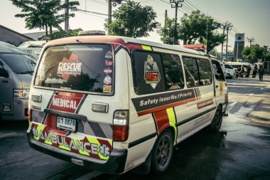 Bangkok, Tayland, 29 Mart 2025. Bangkok 'taki depremden sonra çöken bir binanın inşaat halindeki binasında ambulanslar bulunuyor. Birçok kurban hala enkaz altında..
