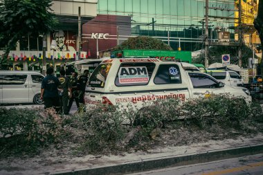 Bangkok, Tayland, 29 Mart 2025. Bangkok 'taki depremden sonra çöken bir binanın inşaat halindeki binasında ambulanslar bulunuyor. Birçok kurban hala enkaz altında..