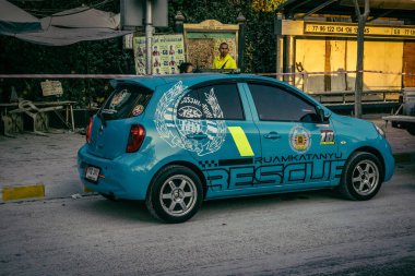 Bangkok, Tayland, 29 Mart 2025. Bangkok 'taki depremden sonra çöken bir binanın inşaat halindeki binasında ambulanslar bulunuyor. Birçok kurban hala enkaz altında..