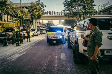 Bangkok, Tayland, 29 Mart 2025. Bangkok 'taki depremden sonra çöken bir binanın inşaat halindeki binasında ambulanslar bulunuyor. Birçok kurban hala enkaz altında..
