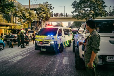 Bangkok, Tayland, 29 Mart 2025. Bangkok 'taki depremden sonra çöken bir binanın inşaat halindeki binasında ambulanslar bulunuyor. Birçok kurban hala enkaz altında..